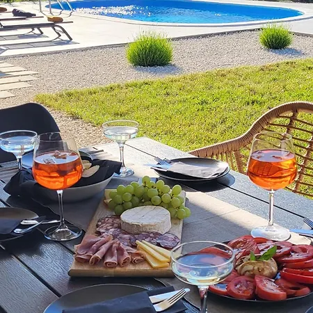 Ruza: Pet-friendly Istrian Retreat With Pool And Playground